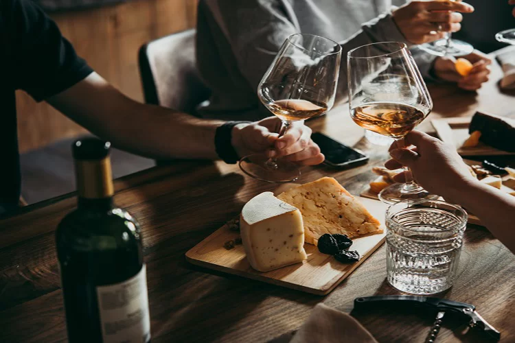 דיני בשר וחלב בחג השבועות: מתי הסעודה החלבית?