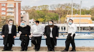 הרב הבכיר של חב"ד: "לערב את רשויות החוק במקרה של הפרת הנחיות"