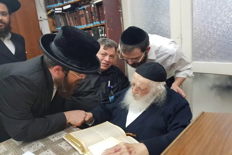 מהי דרך החינוך לבנות? מרן שר התורה הגר"ח קנייבסקי השיב