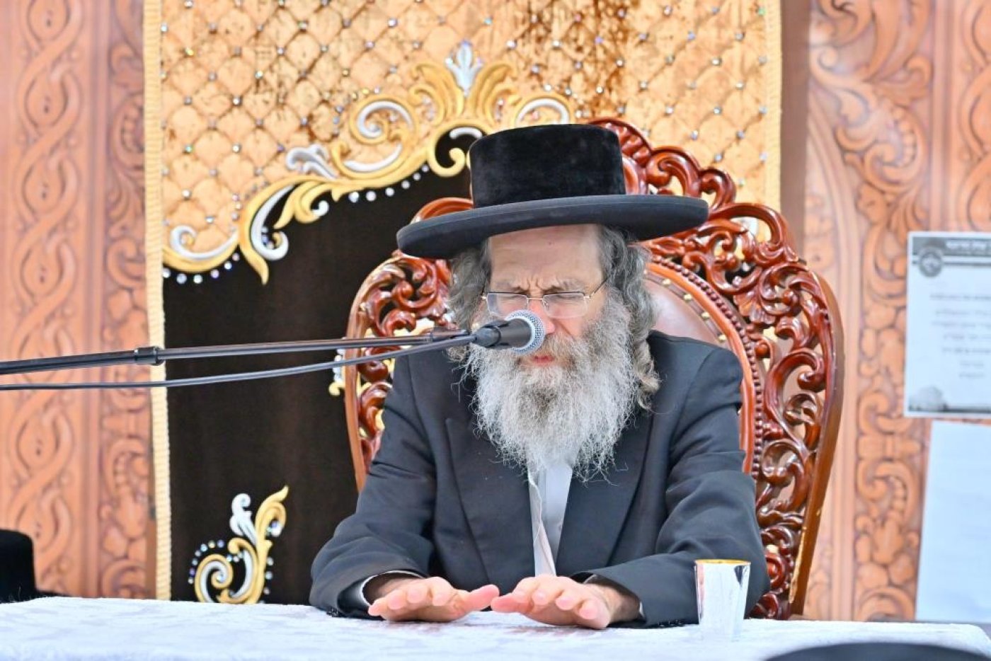 ר' אלימלך בידרמן בשיעור לקראת ימי הרחמים בביהמ"ד חקל יצחק ספינקא (צילום: יהושע פרוכטר)