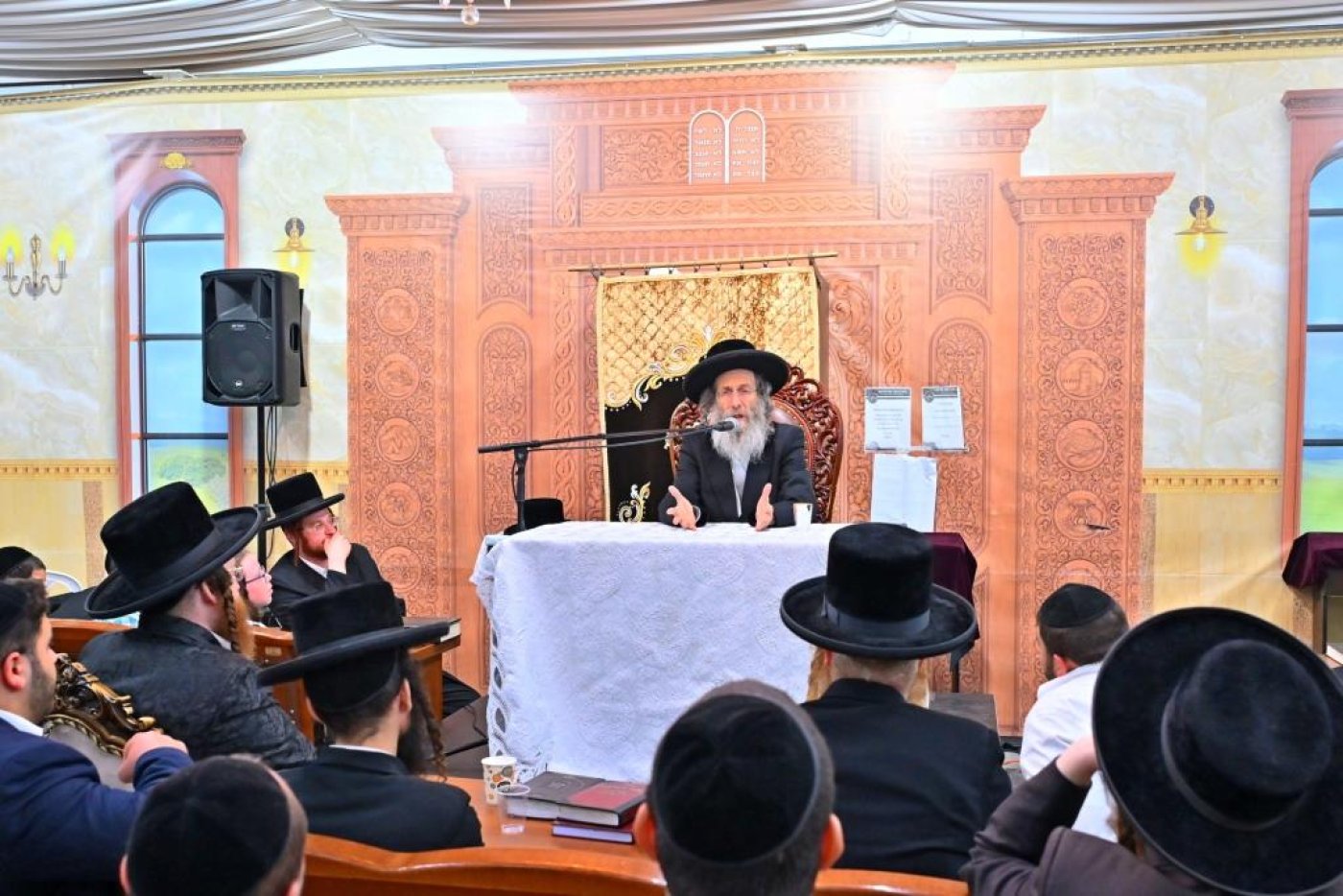 ר' אלימלך בידרמן בשיעור לקראת ימי הרחמים בביהמ"ד חקל יצחק ספינקא (צילום: יהושע פרוכטר)