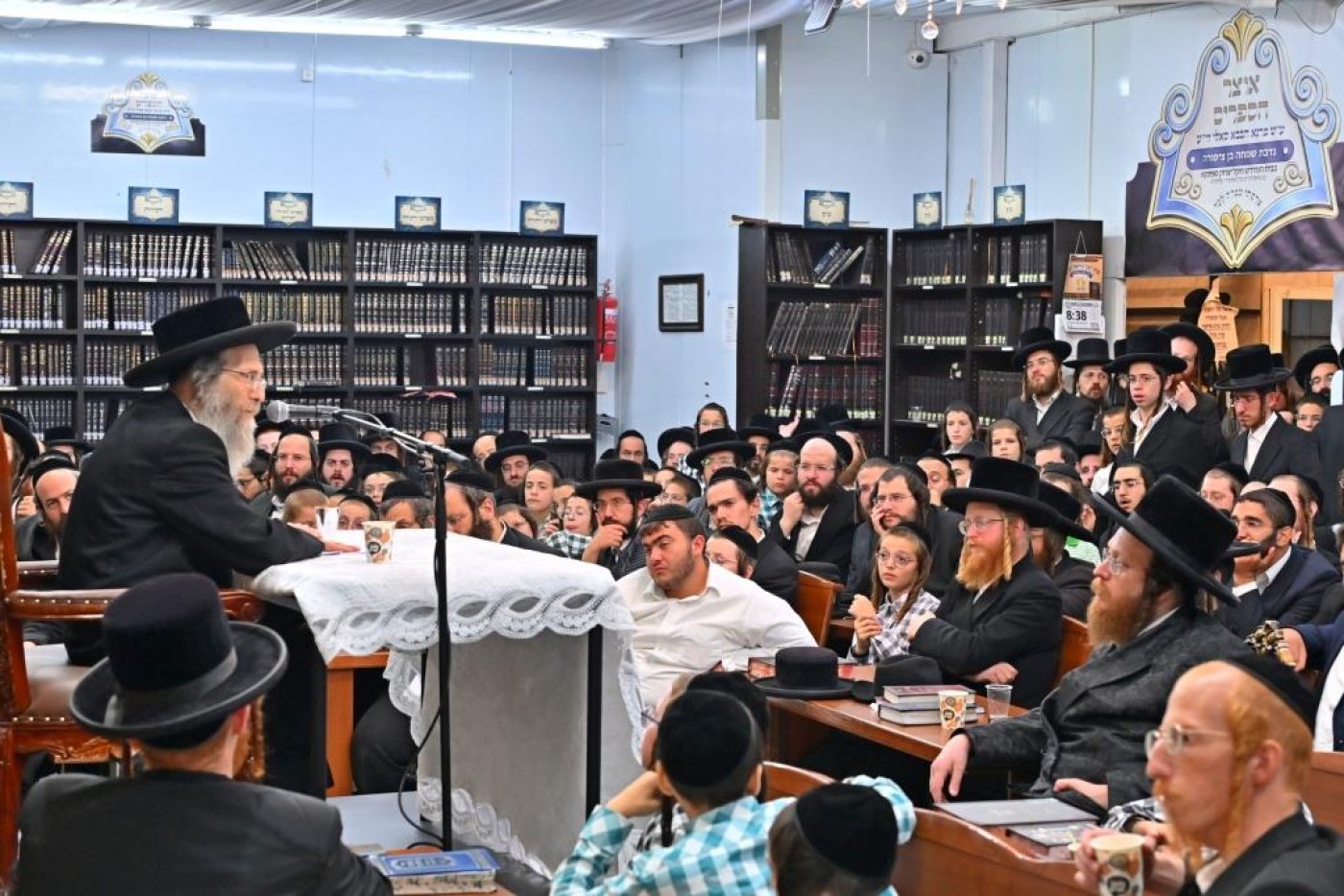 ר' אלימלך בידרמן בשיעור לקראת ימי הרחמים בביהמ"ד חקל יצחק ספינקא (צילום: יהושע פרוכטר)