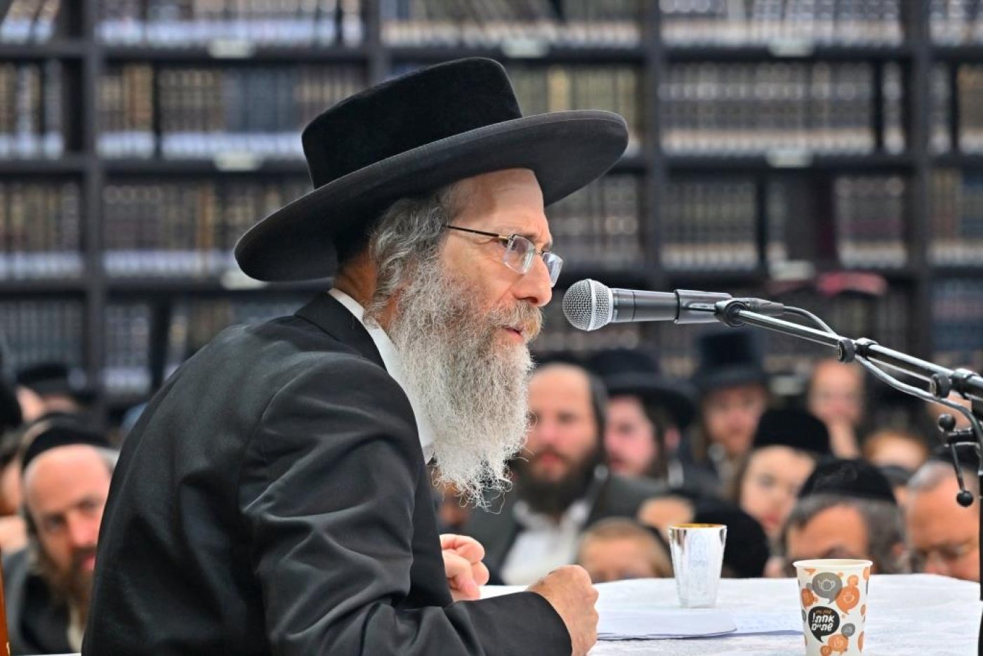 ר' אלימלך בידרמן בשיעור לקראת ימי הרחמים בביהמ"ד חקל יצחק ספינקא (צילום: יהושע פרוכטר)