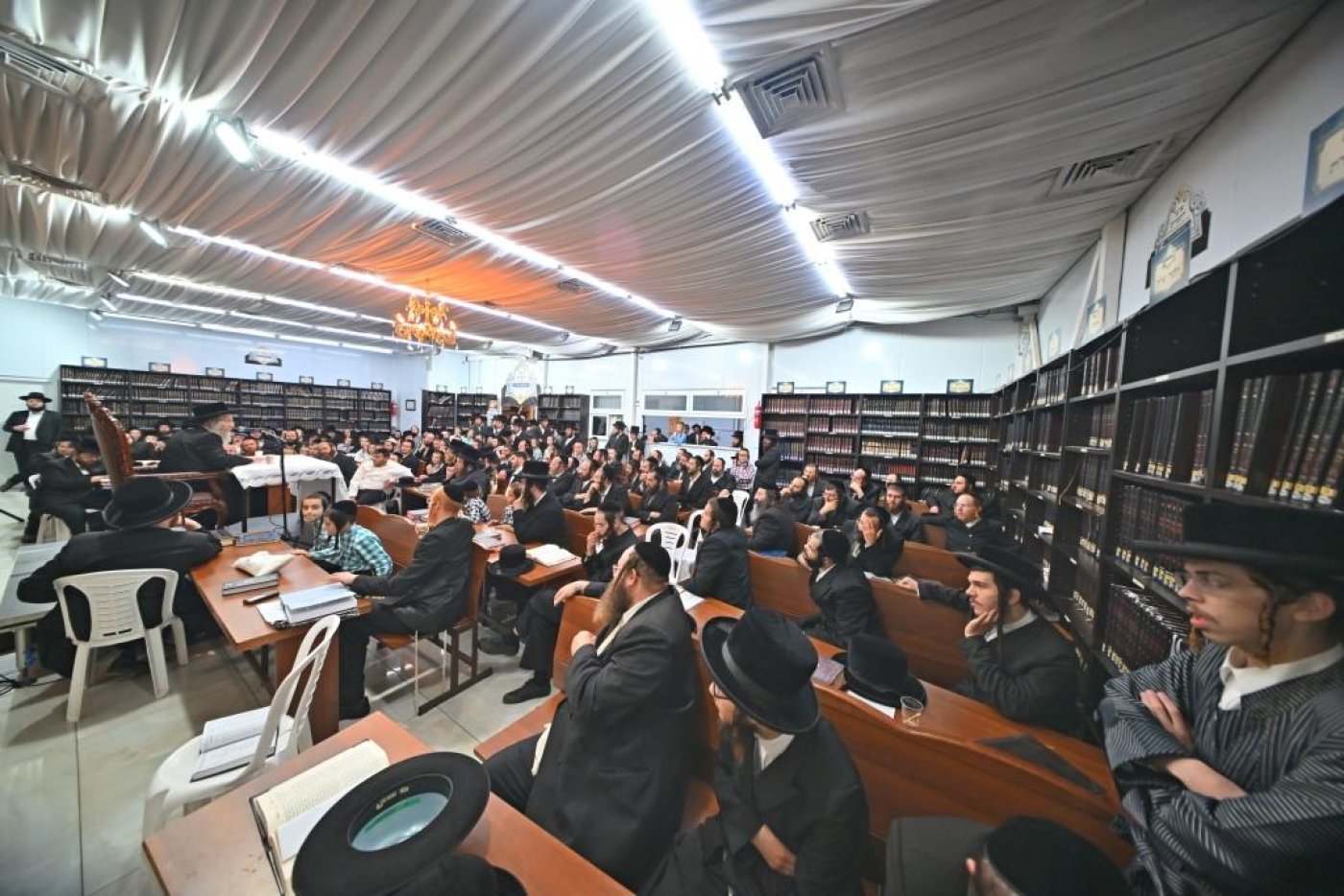 ר' אלימלך בידרמן בשיעור לקראת ימי הרחמים בביהמ"ד חקל יצחק ספינקא (צילום: יהושע פרוכטר)