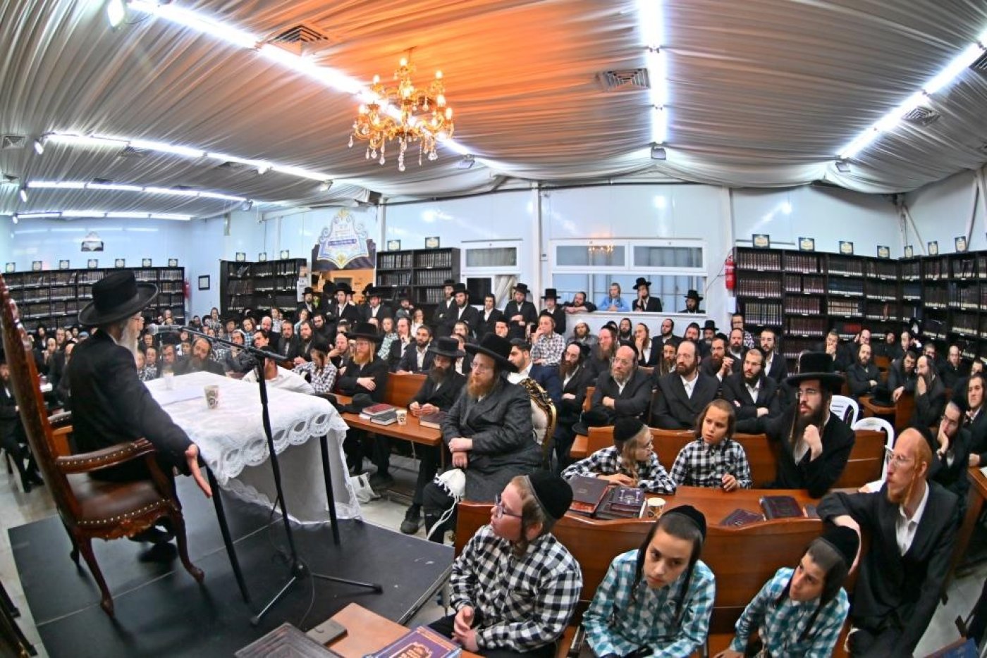 ר' אלימלך בידרמן בשיעור לקראת ימי הרחמים בביהמ"ד חקל יצחק ספינקא (צילום: יהושע פרוכטר)