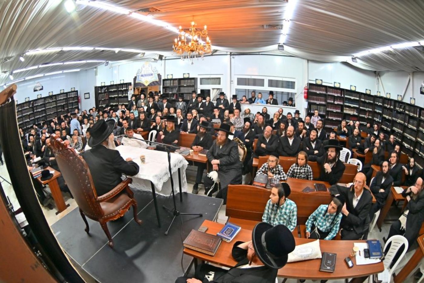 ר' אלימלך בידרמן בשיעור לקראת ימי הרחמים בביהמ"ד חקל יצחק ספינקא (צילום: יהושע פרוכטר)