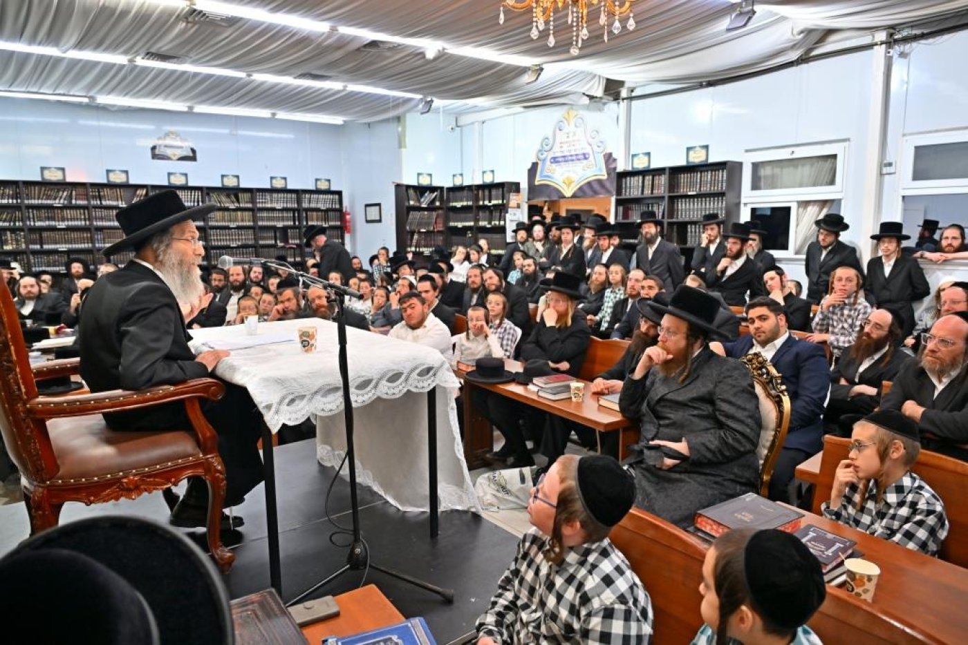 ר' אלימלך בידרמן בשיעור לקראת ימי הרחמים בביהמ"ד חקל יצחק ספינקא (צילום: יהושע פרוכטר)