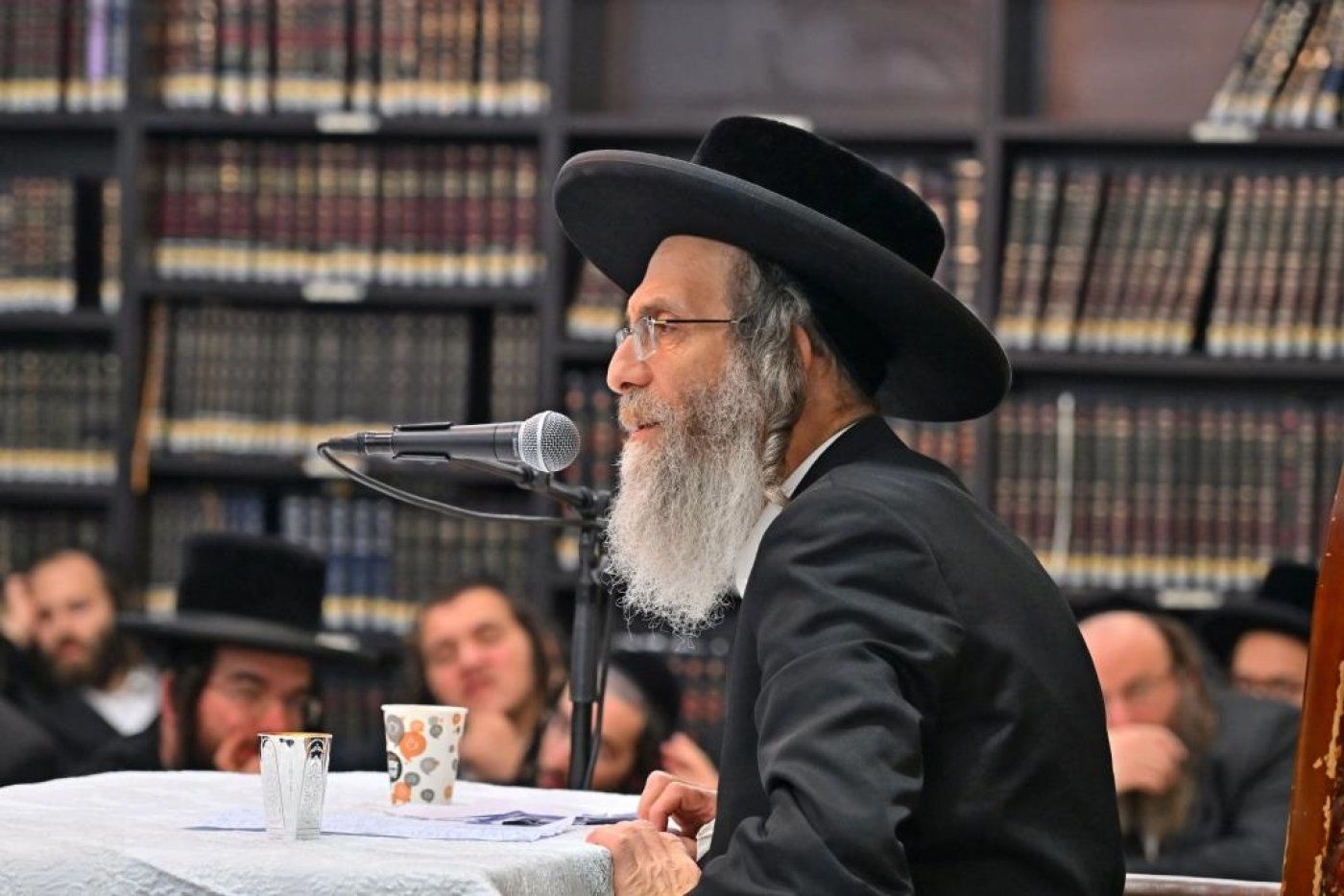 ר' אלימלך בידרמן בשיעור לקראת ימי הרחמים בביהמ"ד חקל יצחק ספינקא (צילום: יהושע פרוכטר)
