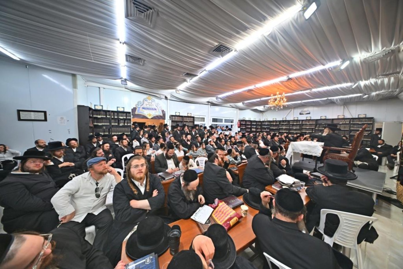 ר' אלימלך בידרמן בשיעור לקראת ימי הרחמים בביהמ"ד חקל יצחק ספינקא (צילום: יהושע פרוכטר)