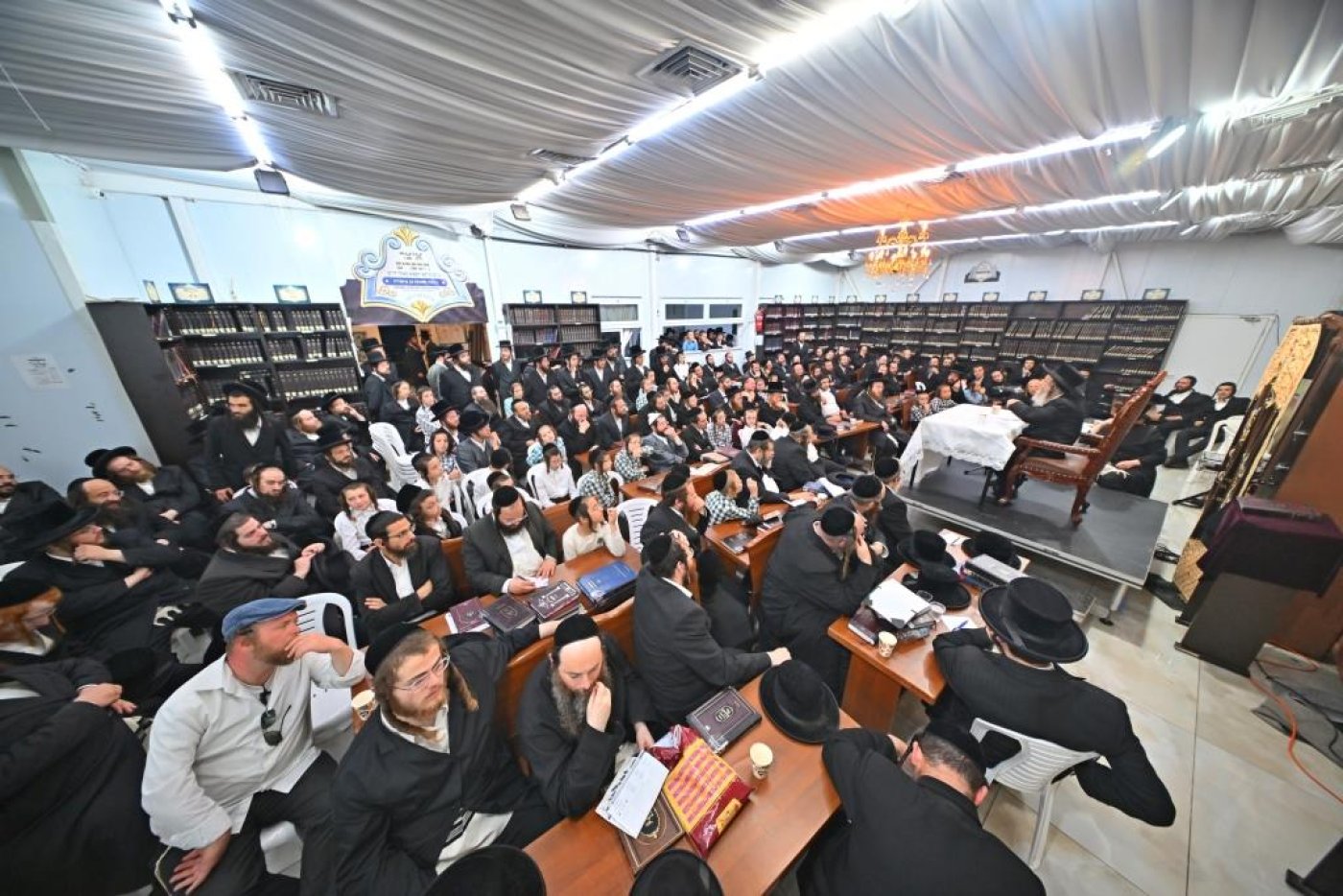 ר' אלימלך בידרמן בשיעור לקראת ימי הרחמים בביהמ"ד חקל יצחק ספינקא (צילום: יהושע פרוכטר)