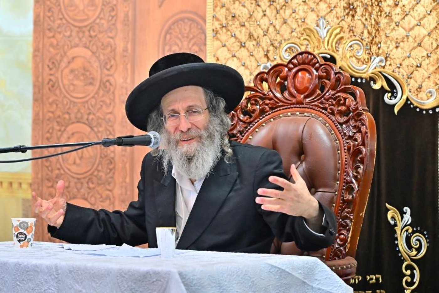 ר' אלימלך בידרמן בשיעור לקראת ימי הרחמים בביהמ"ד חקל יצחק ספינקא (צילום: יהושע פרוכטר)