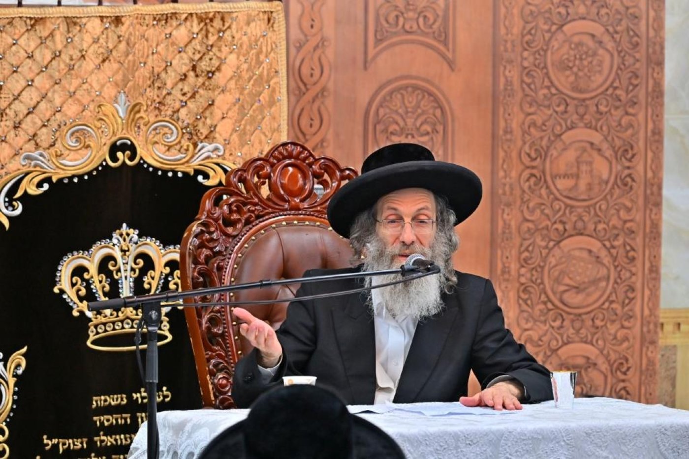 ר' אלימלך בידרמן בשיעור לקראת ימי הרחמים בביהמ"ד חקל יצחק ספינקא (צילום: יהושע פרוכטר)