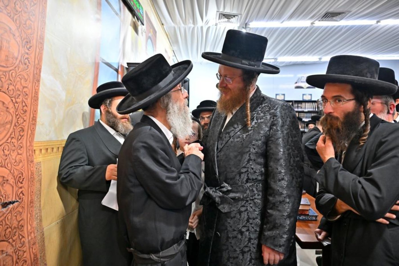 ר' אלימלך בידרמן בשיעור לקראת ימי הרחמים בביהמ"ד חקל יצחק ספינקא (צילום: יהושע פרוכטר)