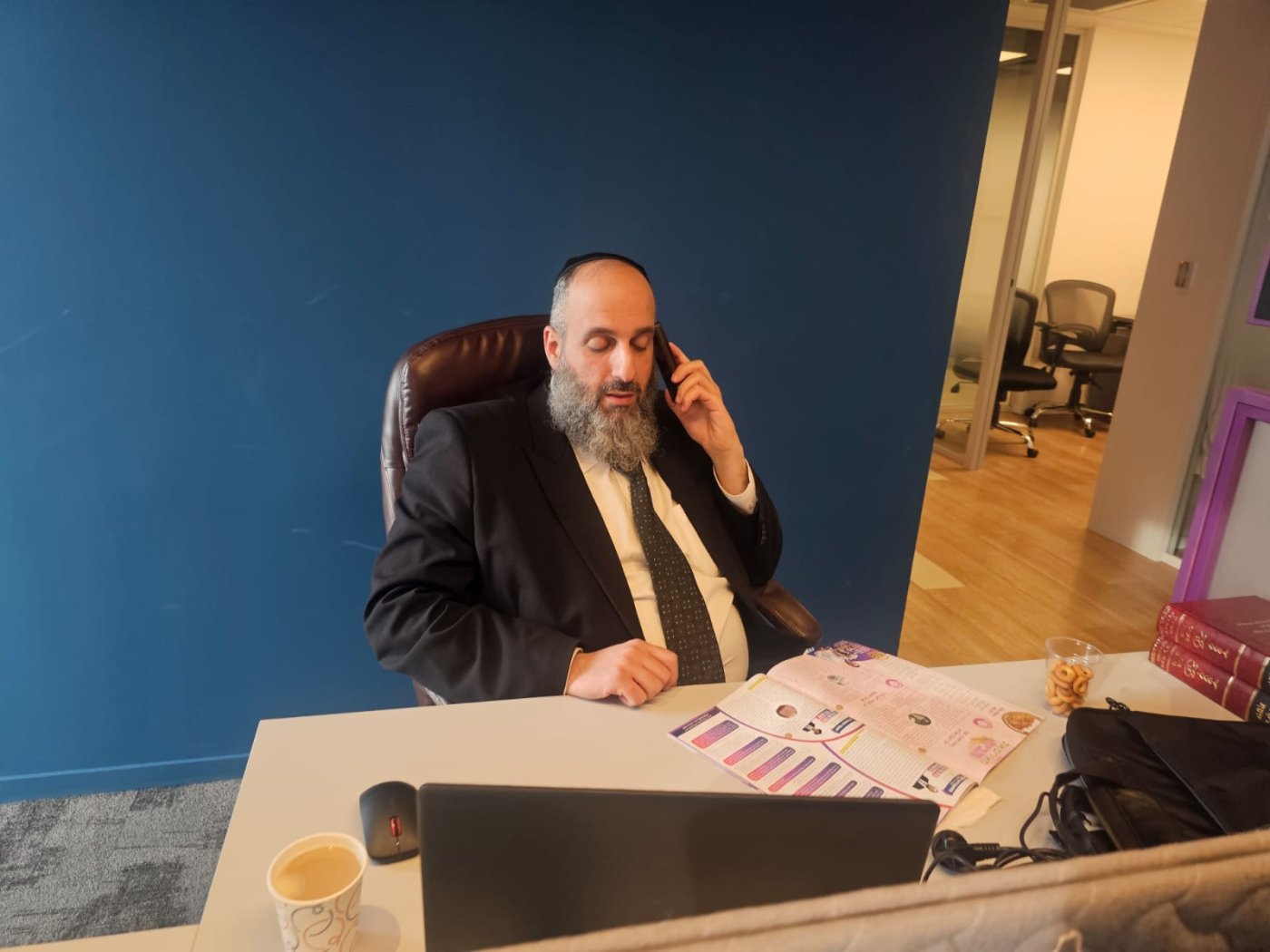 עותק של הרב יניב עזיז ראש בית ההוראה מענה ההלכה העולמי עם המגזין