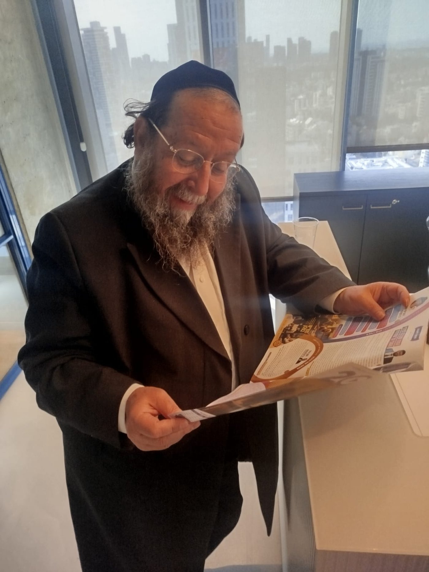 עותק של הרב מנחם וייס - המומחה העלומי למזות מעיין במגזין במרדי הערוץ