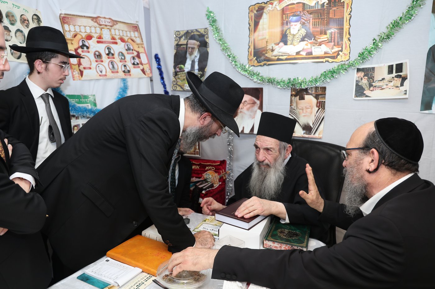 מעמד הקבלת פני רבו בסוכת הצדיק רבי ניסים בן שמעון שליט"א, בהשתתפות רבני ומנהלי 2000 (צילום: נועם אליהו)