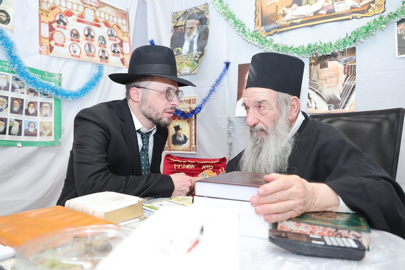 מעמד הקבלת פני רבו בסוכת הצדיק רבי ניסים בן שמעון שליט"א, בהשתתפות רבני ומנהלי 2000 (צילום: נועם אליהו)