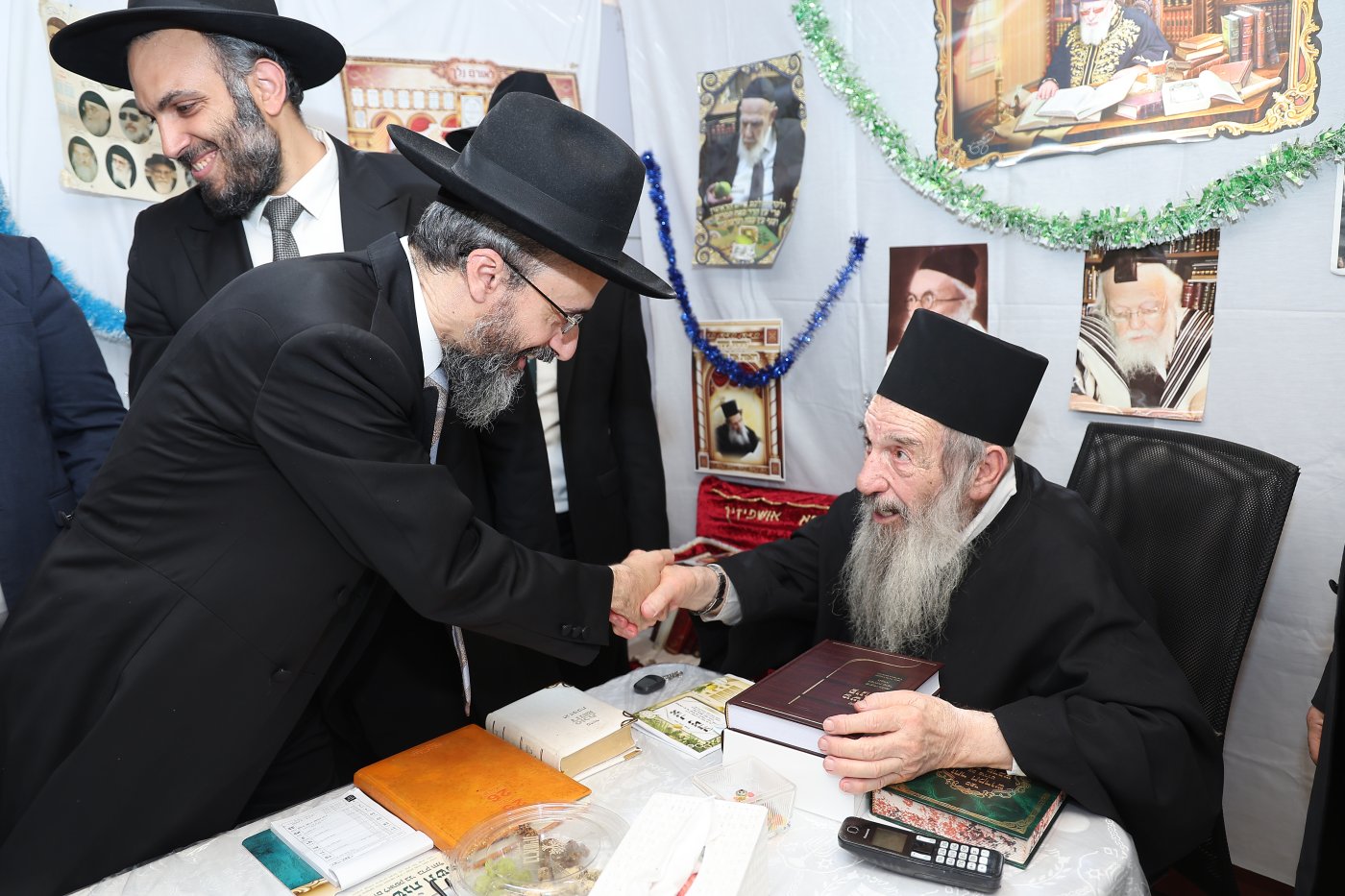 מעמד הקבלת פני רבו בסוכת הצדיק רבי ניסים בן שמעון שליט"א, בהשתתפות רבני ומנהלי 2000 (צילום: נועם אליהו)