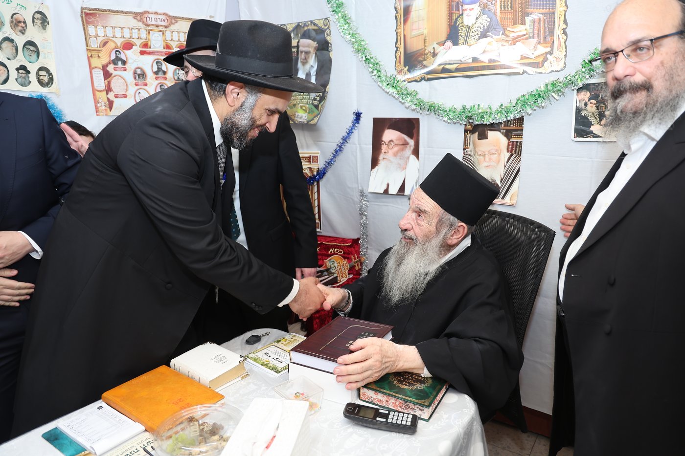 מעמד הקבלת פני רבו בסוכת הצדיק רבי ניסים בן שמעון שליט"א, בהשתתפות רבני ומנהלי 2000 (צילום: נועם אליהו)