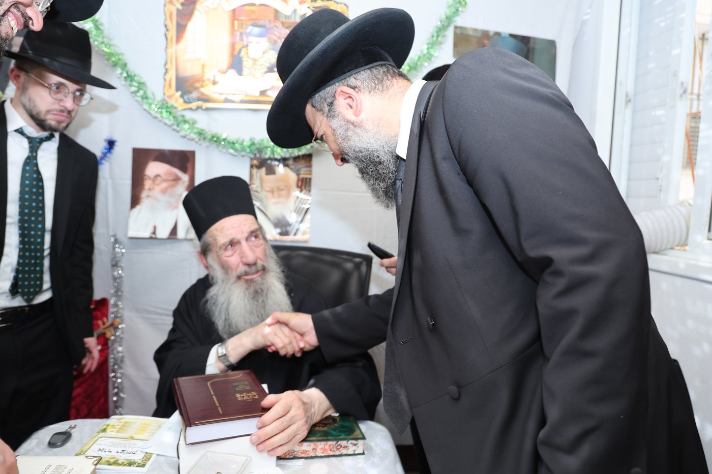 מעמד הקבלת פני רבו בסוכת הצדיק רבי ניסים בן שמעון שליט"א, בהשתתפות רבני ומנהלי 2000 (צילום: נועם אליהו)
