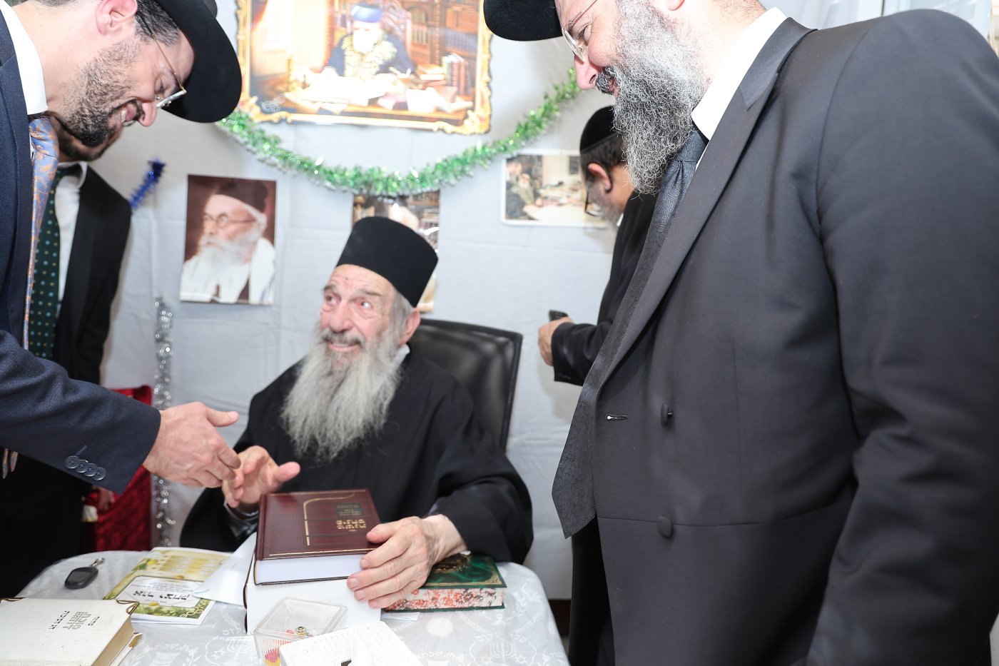 מעמד הקבלת פני רבו בסוכת הצדיק רבי ניסים בן שמעון שליט"א, בהשתתפות רבני ומנהלי 2000 (צילום: נועם אליהו)