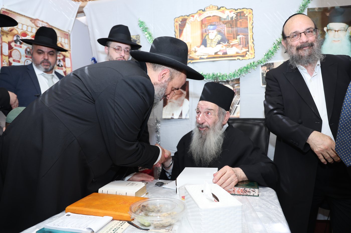מעמד הקבלת פני רבו בסוכת הצדיק רבי ניסים בן שמעון שליט"א, בהשתתפות רבני ומנהלי 2000 (צילום: נועם אליהו)