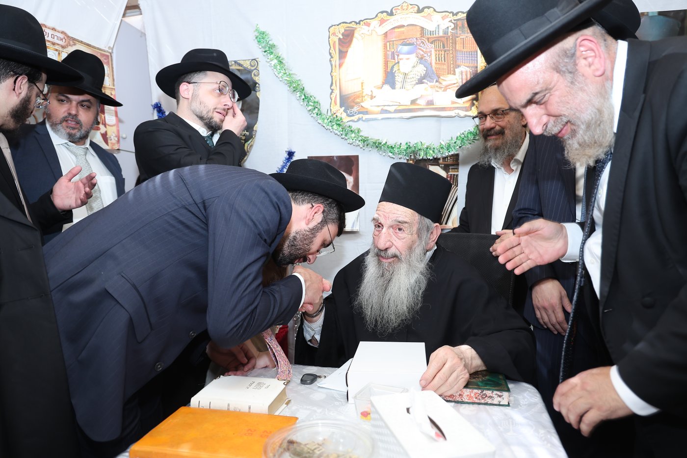מעמד הקבלת פני רבו בסוכת הצדיק רבי ניסים בן שמעון שליט"א, בהשתתפות רבני ומנהלי 2000 (צילום: נועם אליהו)