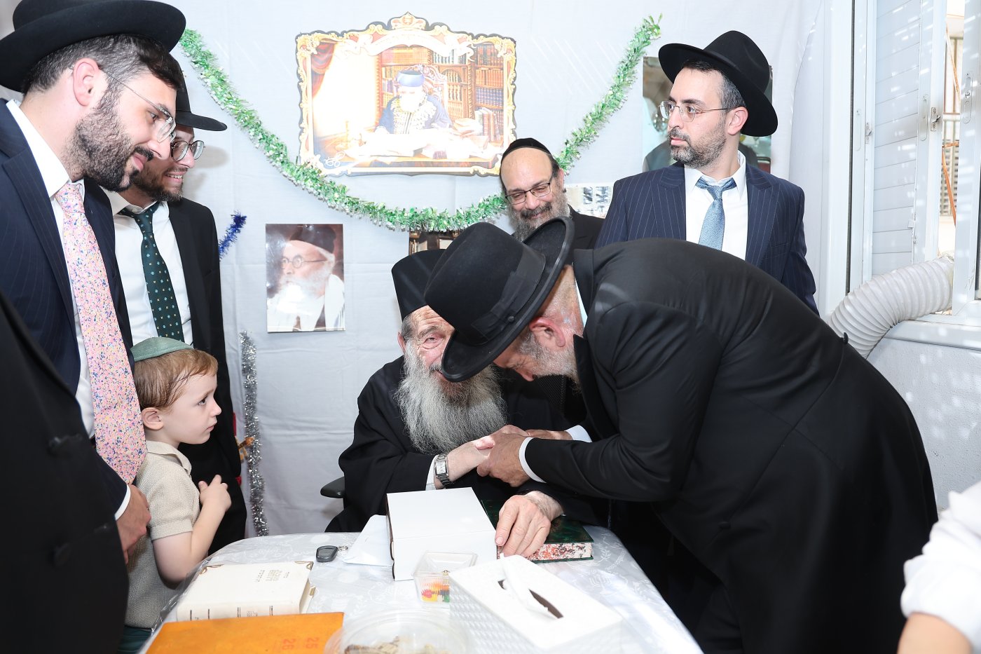 מעמד הקבלת פני רבו בסוכת הצדיק רבי ניסים בן שמעון שליט"א, בהשתתפות רבני ומנהלי 2000 (צילום: נועם אליהו)