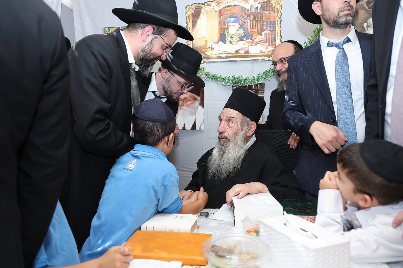 מעמד הקבלת פני רבו בסוכת הצדיק רבי ניסים בן שמעון שליט"א, בהשתתפות רבני ומנהלי 2000 (צילום: נועם אליהו)