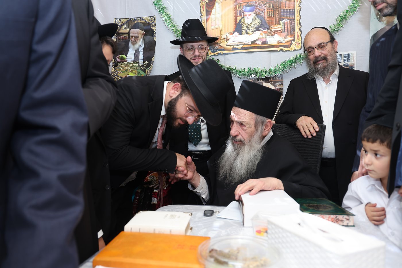 מעמד הקבלת פני רבו בסוכת הצדיק רבי ניסים בן שמעון שליט"א, בהשתתפות רבני ומנהלי 2000 (צילום: נועם אליהו)