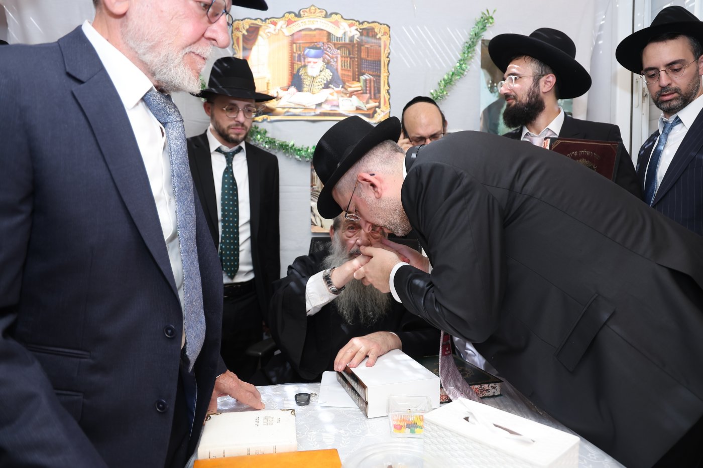 מעמד הקבלת פני רבו בסוכת הצדיק רבי ניסים בן שמעון שליט"א, בהשתתפות רבני ומנהלי 2000 (צילום: נועם אליהו)