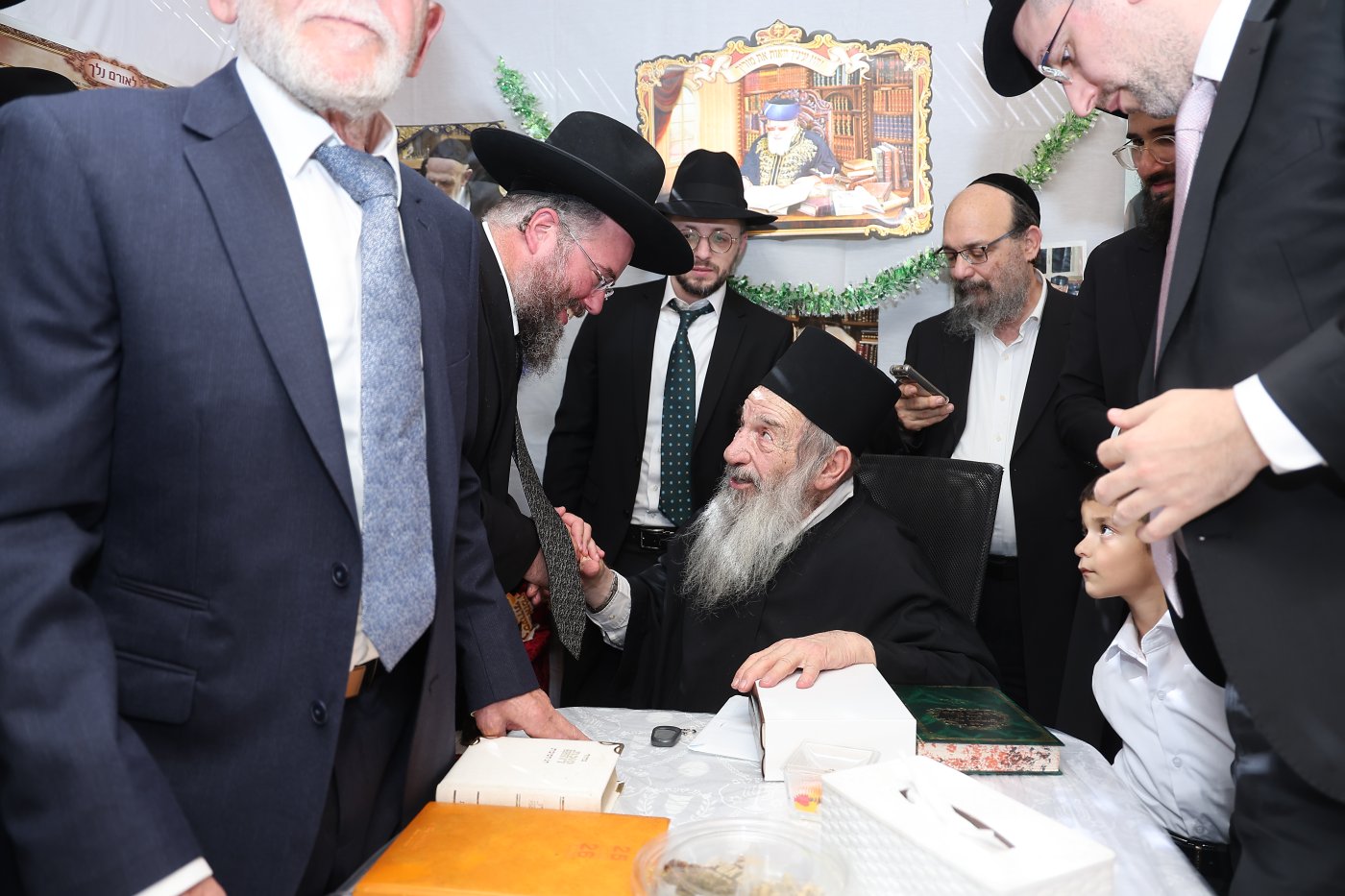 מעמד הקבלת פני רבו בסוכת הצדיק רבי ניסים בן שמעון שליט"א, בהשתתפות רבני ומנהלי 2000 (צילום: נועם אליהו)