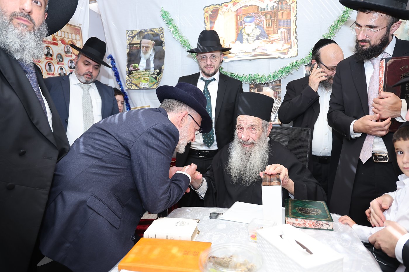 מעמד הקבלת פני רבו בסוכת הצדיק רבי ניסים בן שמעון שליט"א, בהשתתפות רבני ומנהלי 2000 (צילום: נועם אליהו)