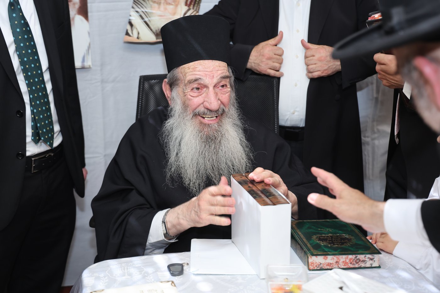 מעמד הקבלת פני רבו בסוכת הצדיק רבי ניסים בן שמעון שליט"א, בהשתתפות רבני ומנהלי 2000 (צילום: נועם אליהו)