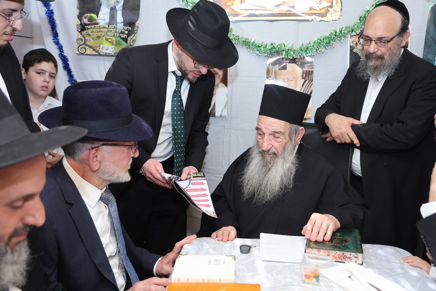 מעמד הקבלת פני רבו בסוכת הצדיק רבי ניסים בן שמעון שליט"א, בהשתתפות רבני ומנהלי 2000 (צילום: נועם אליהו)