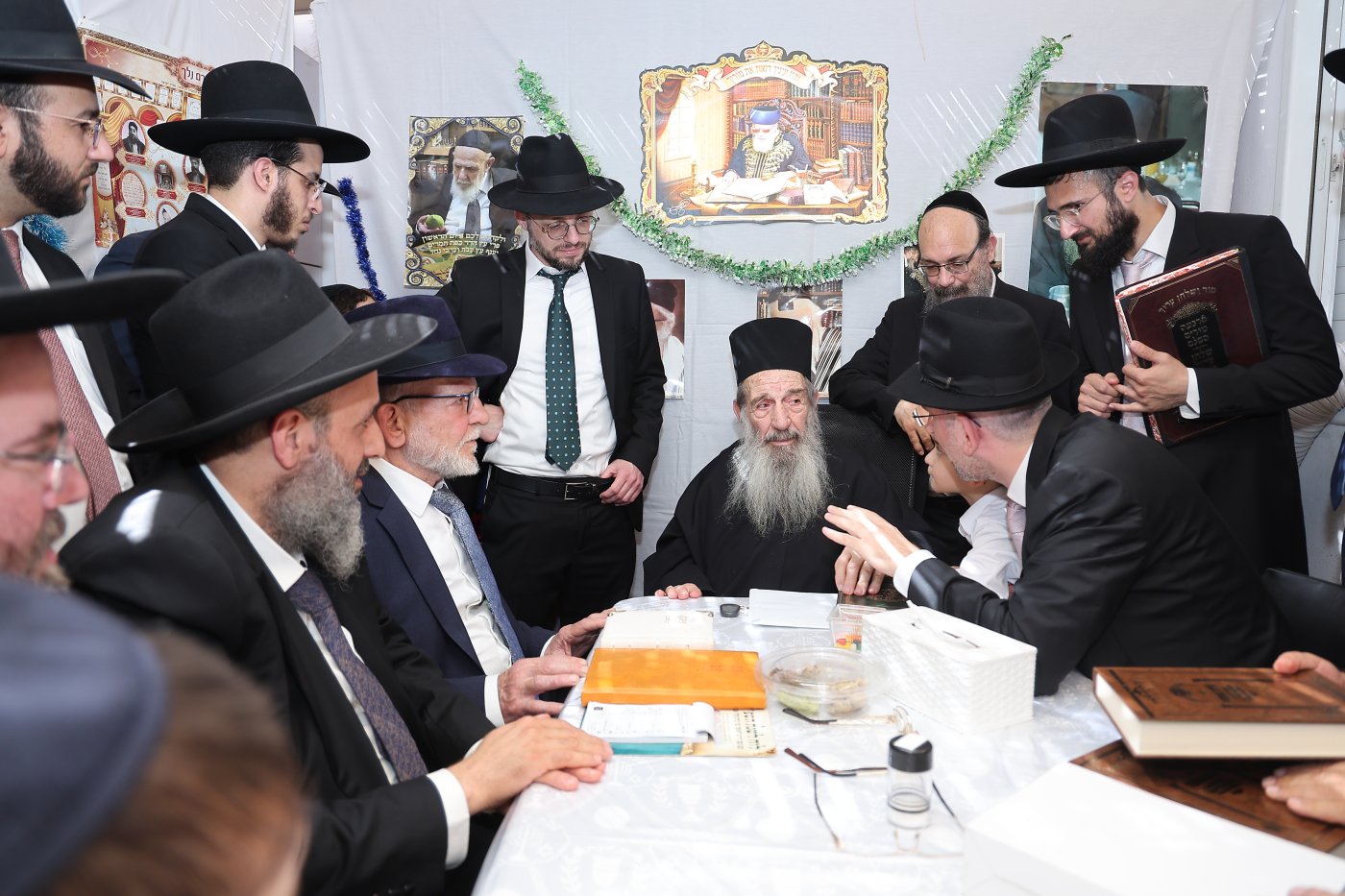 מעמד הקבלת פני רבו בסוכת הצדיק רבי ניסים בן שמעון שליט"א, בהשתתפות רבני ומנהלי 2000 (צילום: נועם אליהו)