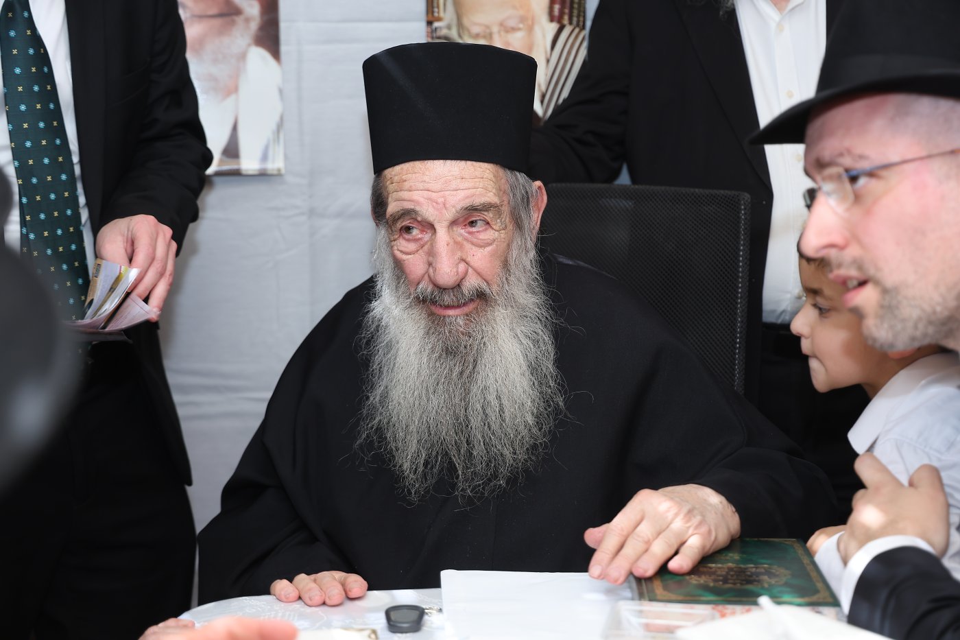 מעמד הקבלת פני רבו בסוכת הצדיק רבי ניסים בן שמעון שליט"א, בהשתתפות רבני ומנהלי 2000 (צילום: נועם אליהו)
