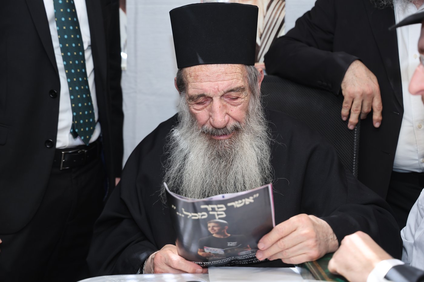 מעמד הקבלת פני רבו בסוכת הצדיק רבי ניסים בן שמעון שליט"א, בהשתתפות רבני ומנהלי 2000 (צילום: נועם אליהו)
