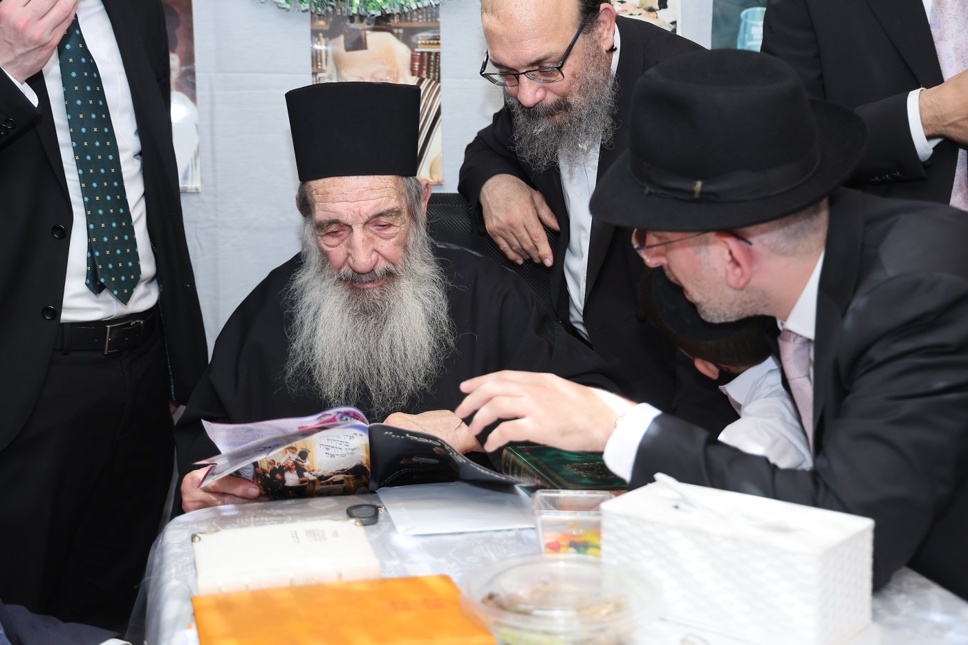 מעמד הקבלת פני רבו בסוכת הצדיק רבי ניסים בן שמעון שליט"א, בהשתתפות רבני ומנהלי 2000 (צילום: נועם אליהו)
