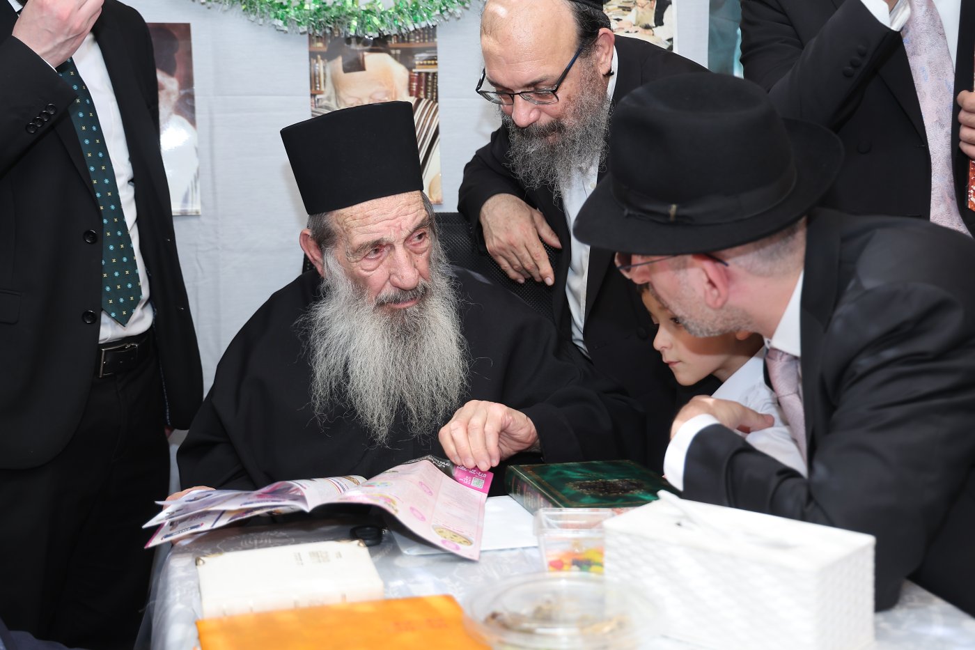 מעמד הקבלת פני רבו בסוכת הצדיק רבי ניסים בן שמעון שליט"א, בהשתתפות רבני ומנהלי 2000 (צילום: נועם אליהו)