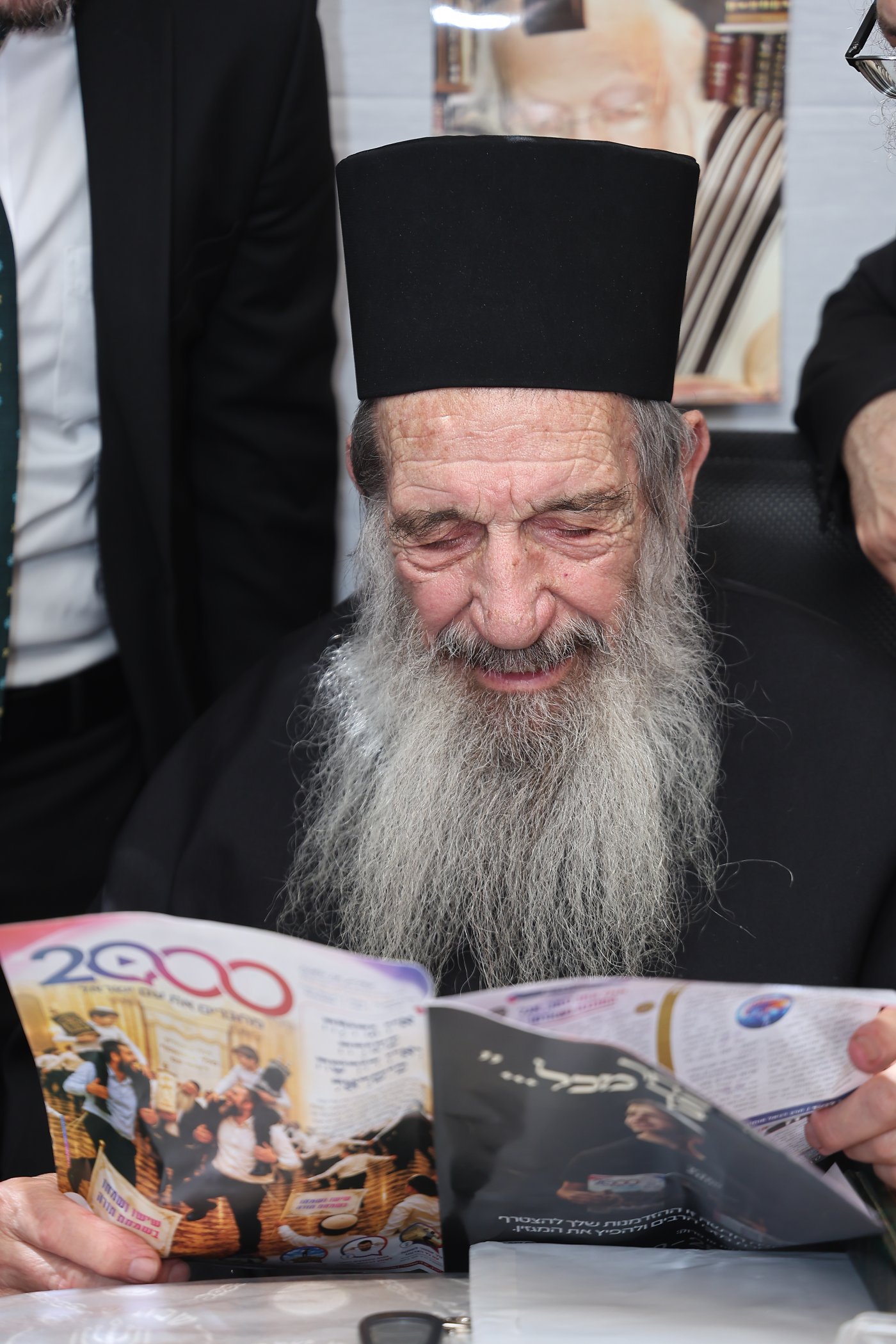 מעמד הקבלת פני רבו בסוכת הצדיק רבי ניסים בן שמעון שליט"א, בהשתתפות רבני ומנהלי 2000 (צילום: נועם אליהו)