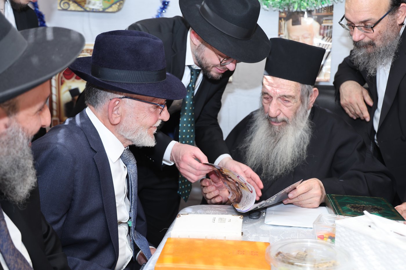 מעמד הקבלת פני רבו בסוכת הצדיק רבי ניסים בן שמעון שליט"א, בהשתתפות רבני ומנהלי 2000 (צילום: נועם אליהו)