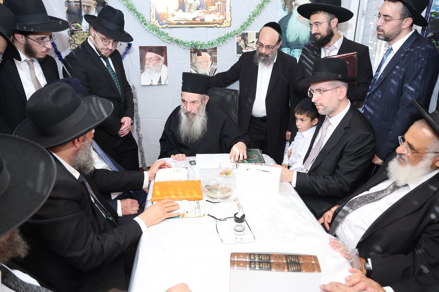 מעמד הקבלת פני רבו בסוכת הצדיק רבי ניסים בן שמעון שליט"א, בהשתתפות רבני ומנהלי 2000 (צילום: נועם אליהו)