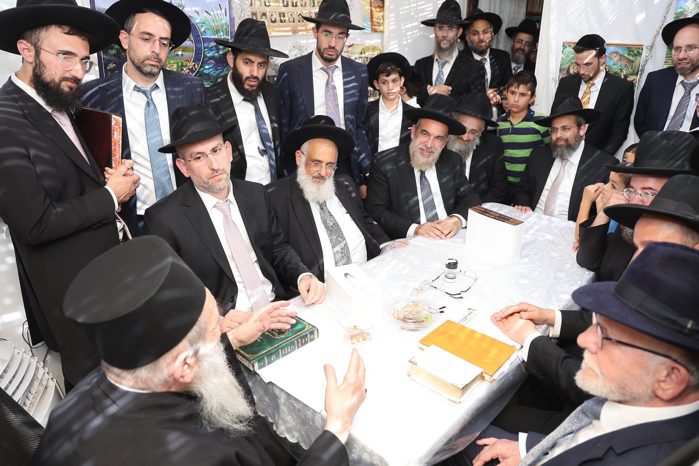 מעמד הקבלת פני רבו בסוכת הצדיק רבי ניסים בן שמעון שליט"א, בהשתתפות רבני ומנהלי 2000 (צילום: נועם אליהו)