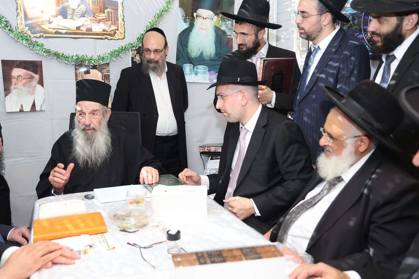 מעמד הקבלת פני רבו בסוכת הצדיק רבי ניסים בן שמעון שליט"א, בהשתתפות רבני ומנהלי 2000 (צילום: נועם אליהו)