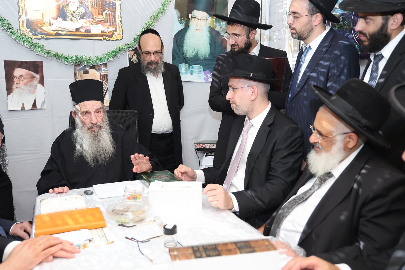 מעמד הקבלת פני רבו בסוכת הצדיק רבי ניסים בן שמעון שליט"א, בהשתתפות רבני ומנהלי 2000 (צילום: נועם אליהו)