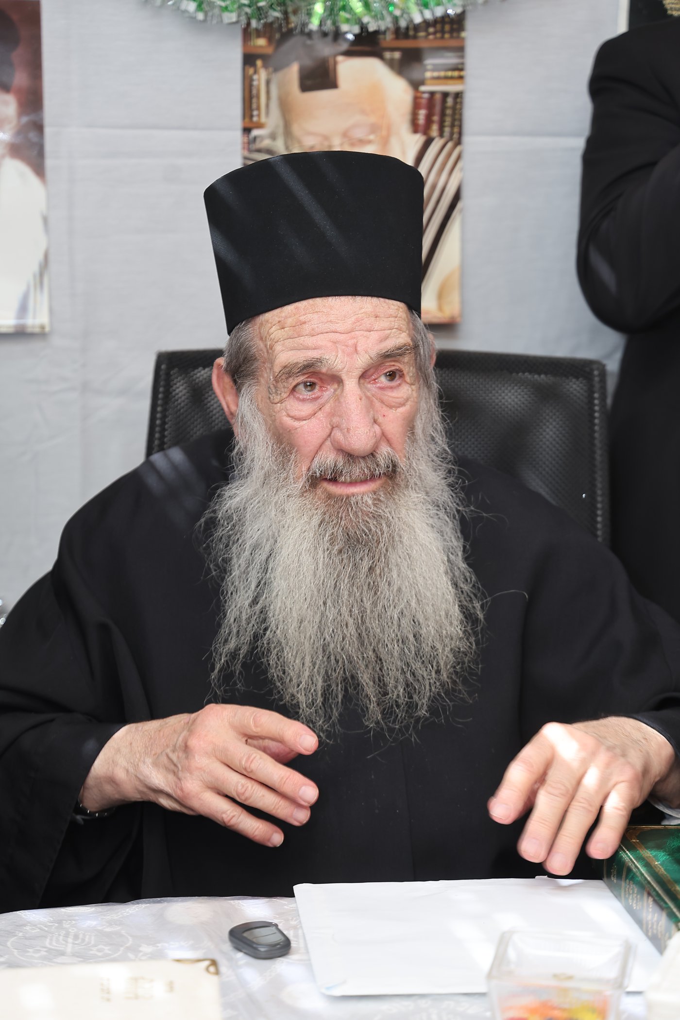 מעמד הקבלת פני רבו בסוכת הצדיק רבי ניסים בן שמעון שליט"א, בהשתתפות רבני ומנהלי 2000 (צילום: נועם אליהו)
