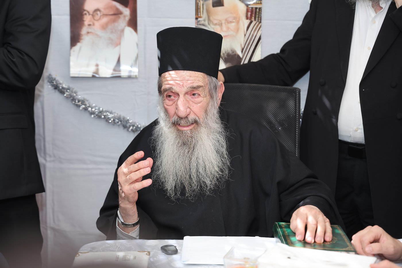 מעמד הקבלת פני רבו בסוכת הצדיק רבי ניסים בן שמעון שליט"א, בהשתתפות רבני ומנהלי 2000 (צילום: נועם אליהו)