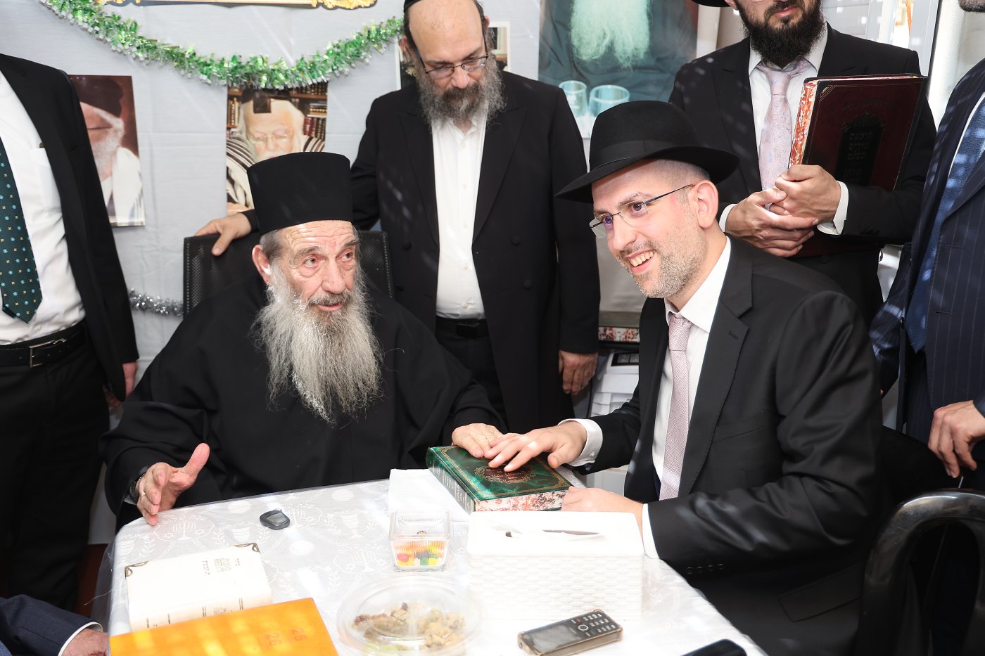 מעמד הקבלת פני רבו בסוכת הצדיק רבי ניסים בן שמעון שליט"א, בהשתתפות רבני ומנהלי 2000 (צילום: נועם אליהו)