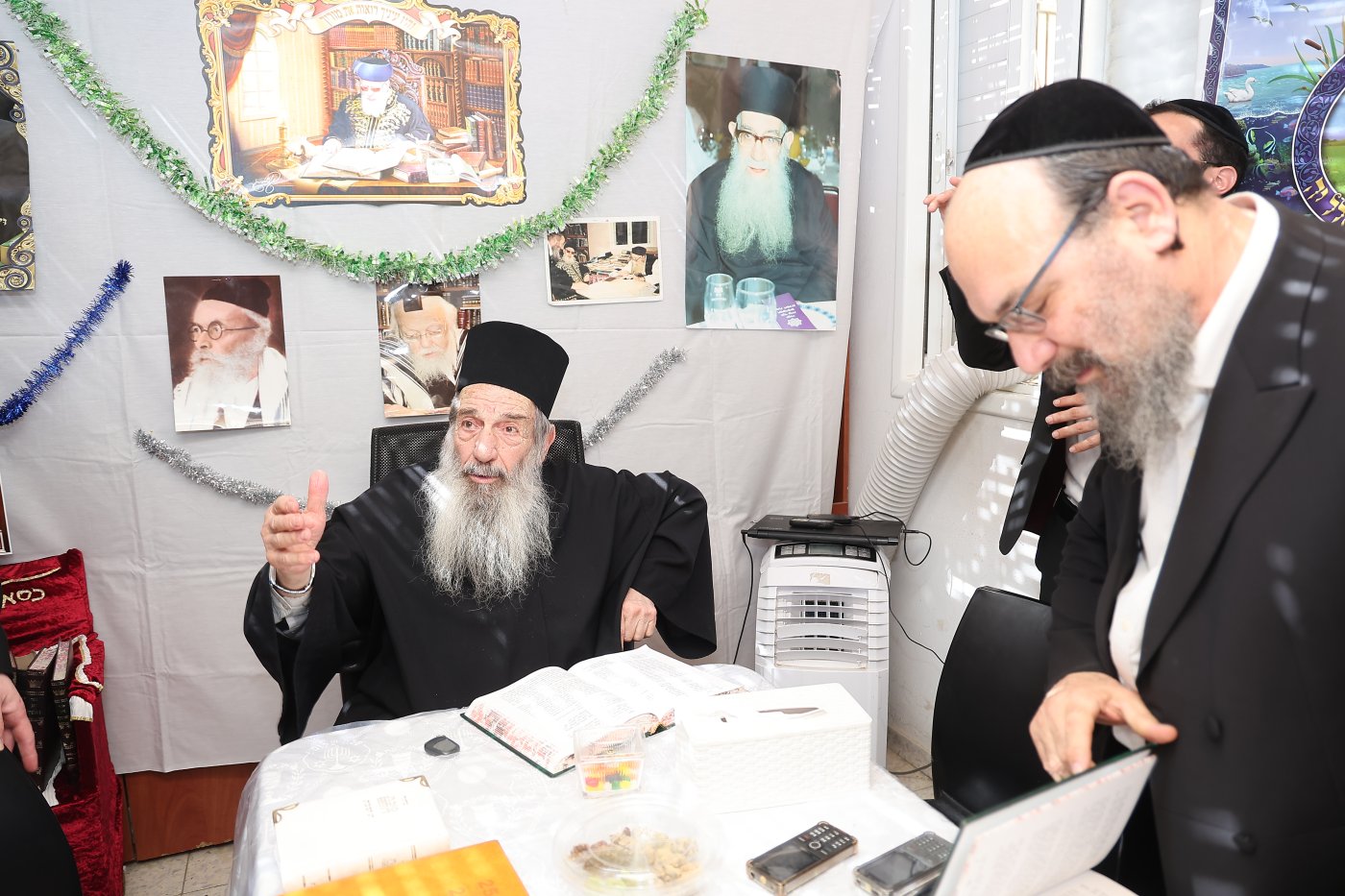 מעמד הקבלת פני רבו בסוכת הצדיק רבי ניסים בן שמעון שליט"א, בהשתתפות רבני ומנהלי 2000 (צילום: נועם אליהו)